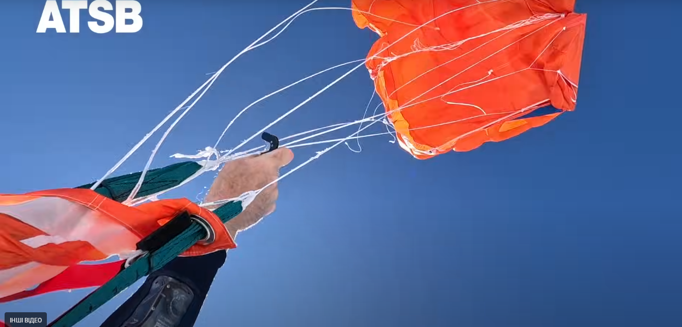 Парашутиста "намотало" на крило літака під час невдалого стрибка. Відео