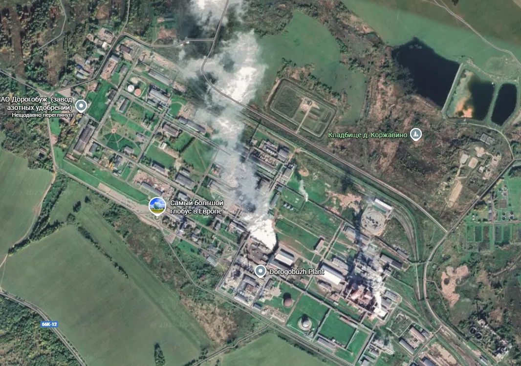 Під ударом були підприємство і ТЕЦ: дрони атакували Смоленську область, розгорілася пожежа. Фото та відео