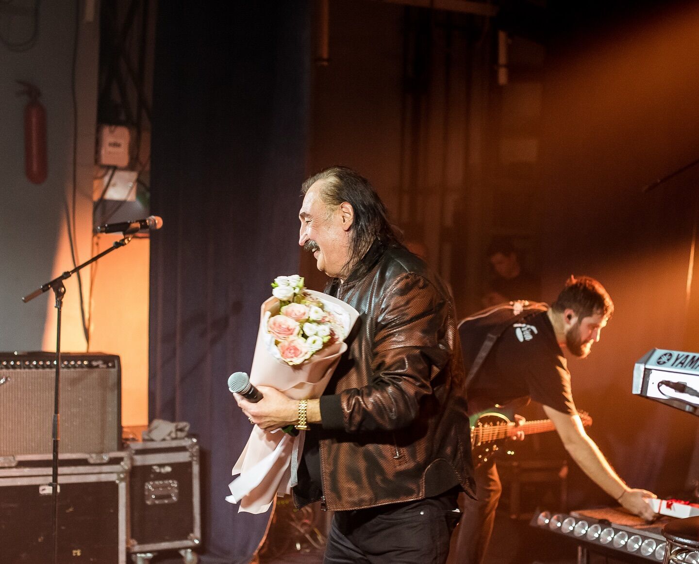 В детстве любил играть на баяне: что известно о певце Степане Гиге и его семье. Фото