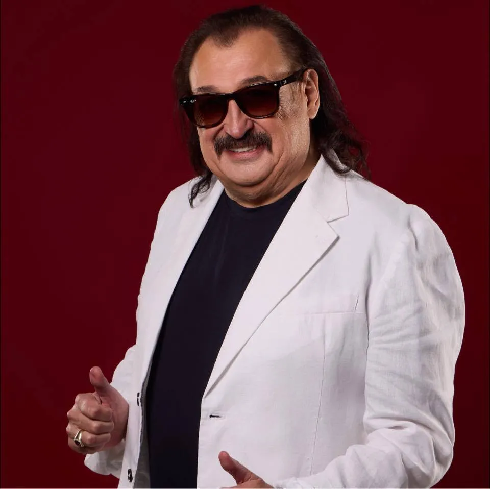 В детстве любил играть на баяне: что известно о певце Степане Гиге и его семье. Фото