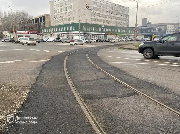 В Днепре завершили ремонт последнего в 2025 году трамвайного переезда