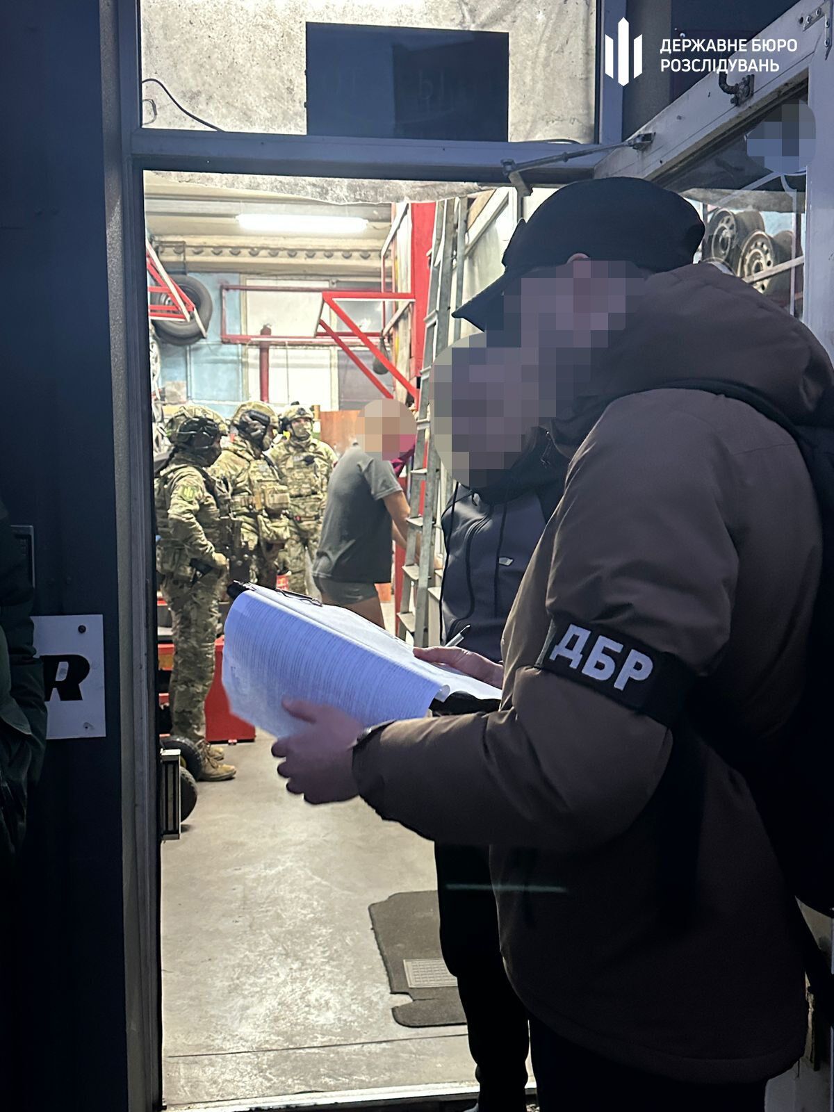 Відправляли підлеглих працювати на СТО: ДБР повідомило про підозру посадовцям військової частини на Хмельниччині. Фото