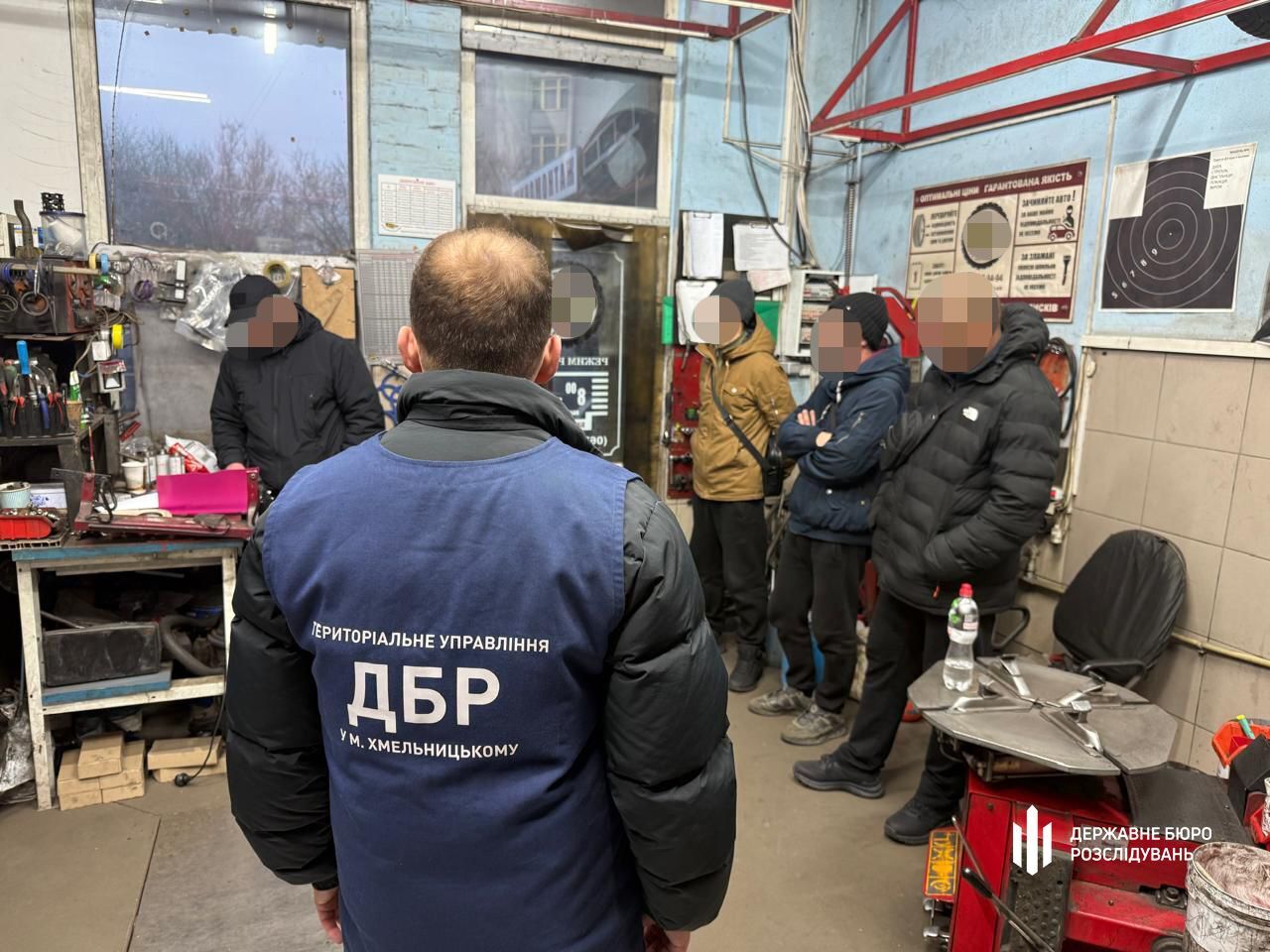 Відправляли підлеглих працювати на СТО: ДБР повідомило про підозру посадовцям військової частини на Хмельниччині. Фото