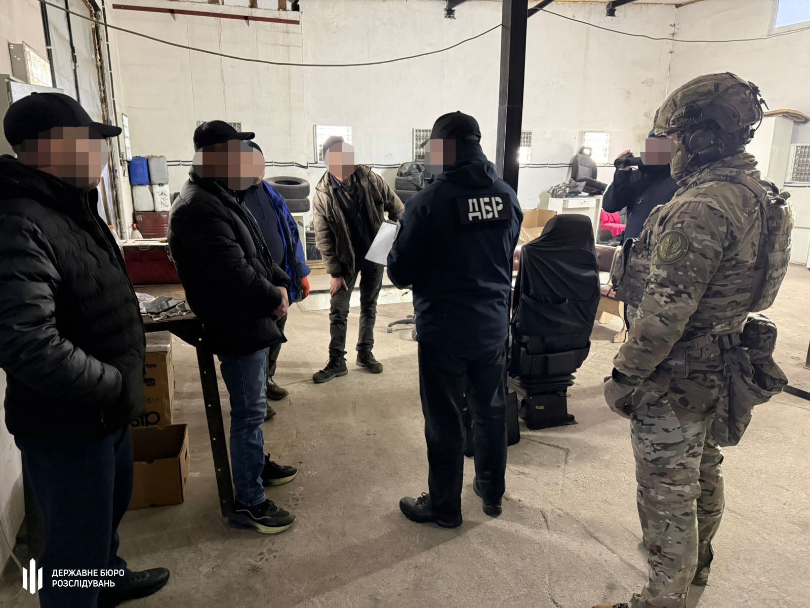 Відправляли підлеглих працювати на СТО: ДБР повідомило про підозру посадовцям військової частини на Хмельниччині. Фото