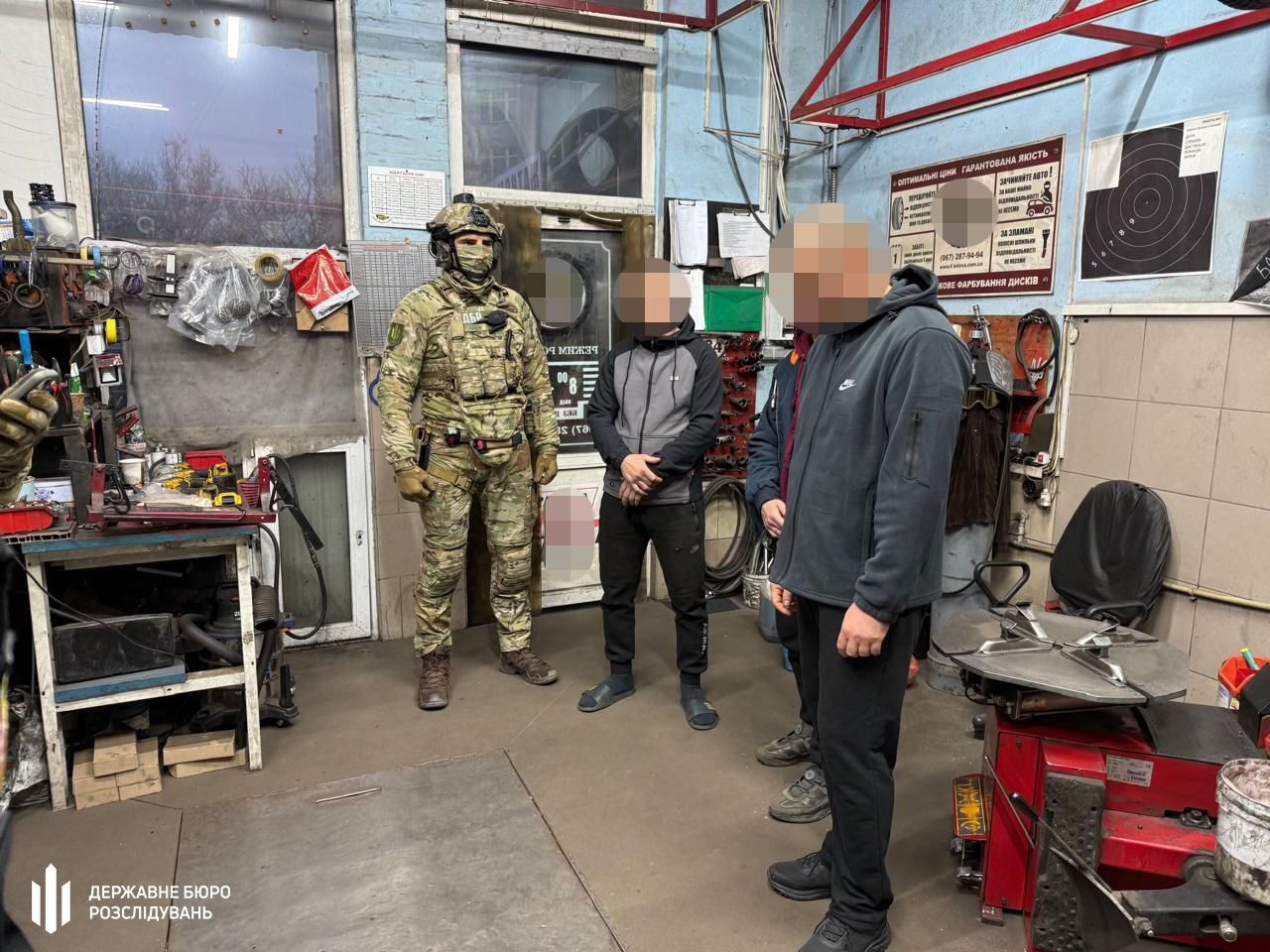 Відправляли підлеглих працювати на СТО: ДБР повідомило про підозру посадовцям військової частини на Хмельниччині. Фото