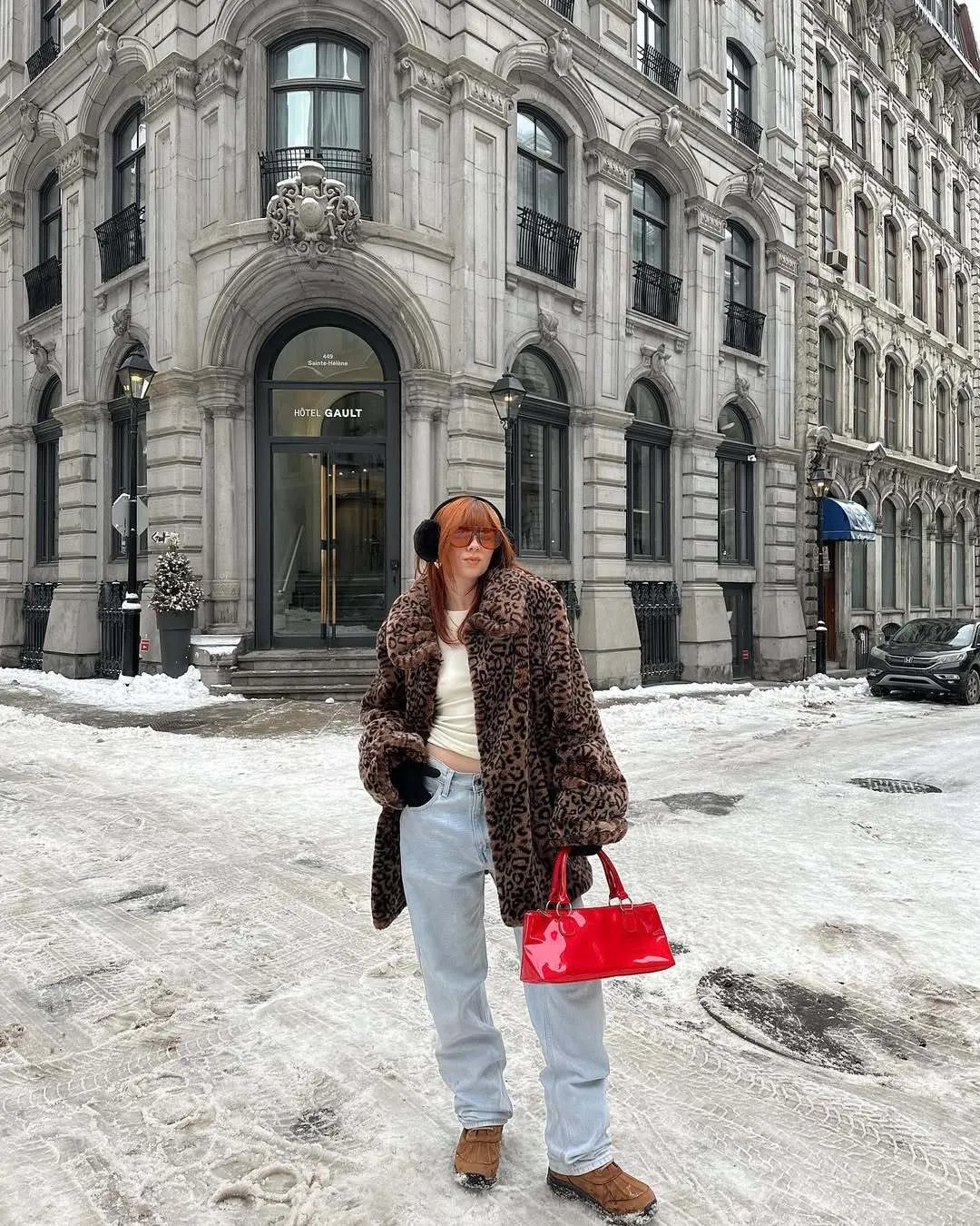 Какая обувь лучше всего подходит под широкие джинсы: что носить в 2026 году