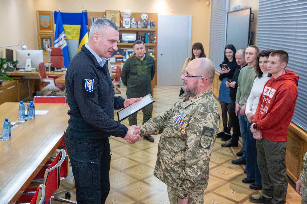 Кличко вручив ветеранам ще 10 ордерів на житло у столиці
