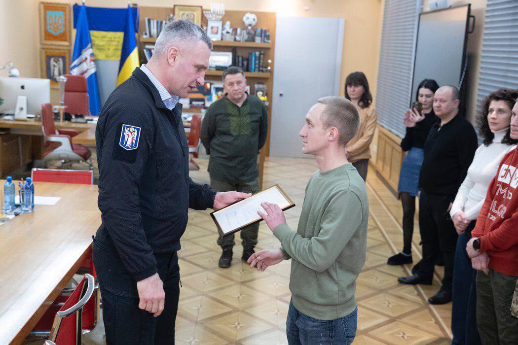 Кличко вручив ветеранам ще 10 ордерів на житло у столиці