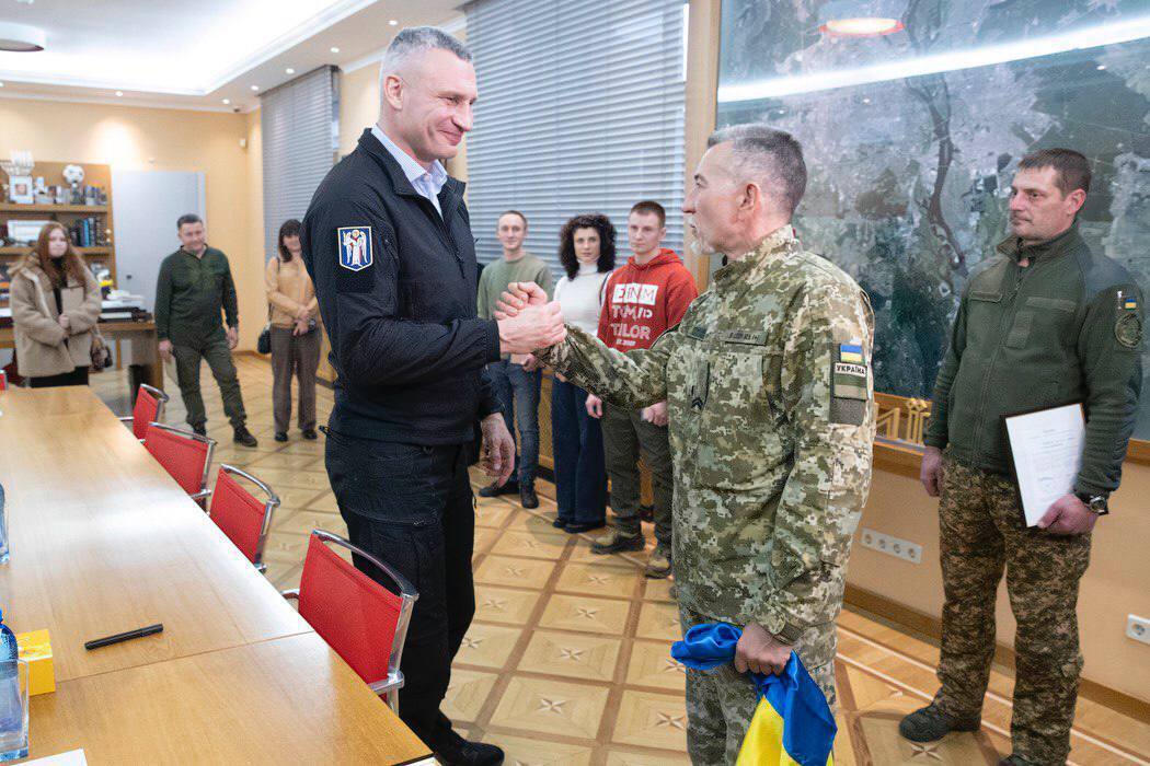 Кличко вручив ветеранам ще 10 ордерів на житло у столиці
