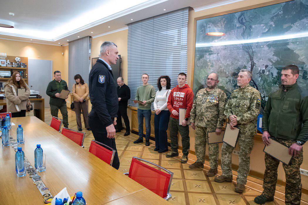 Кличко вручив ветеранам ще 10 ордерів на житло у столиці