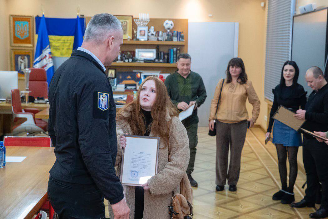 Кличко вручив ветеранам ще 10 ордерів на житло у столиці