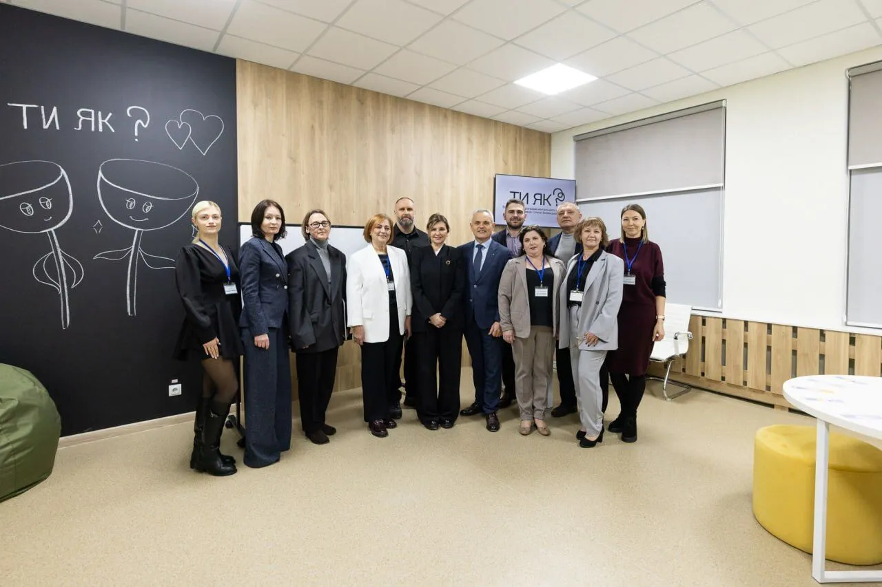 Таку зачіску носять принцеси: Олена Зеленська вийшла в світ із новою укладкою в французькому стилі