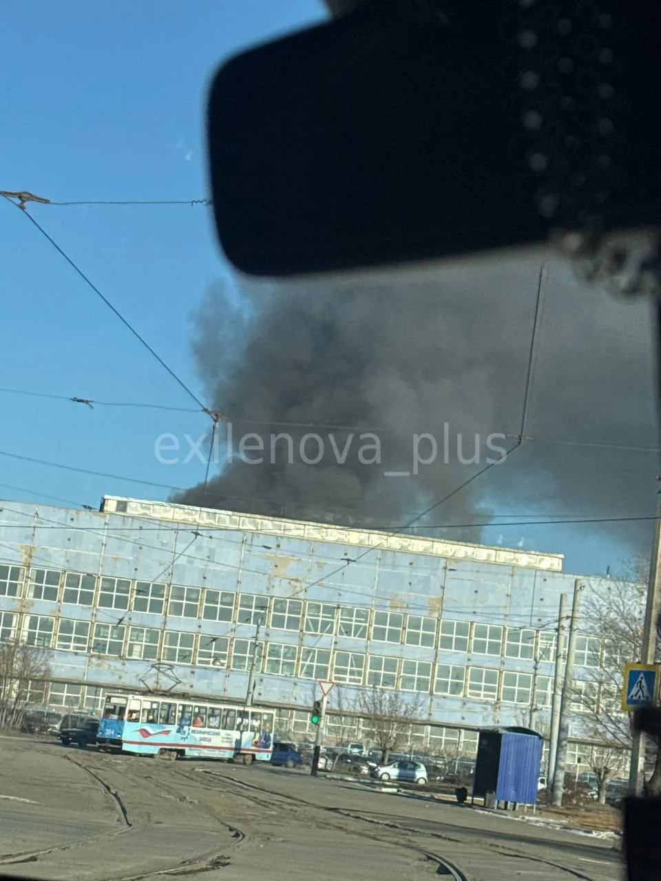 Піднявся чорний дим: у російському Орську прогримів вибух, горить стратегічний завод. Фото і відео