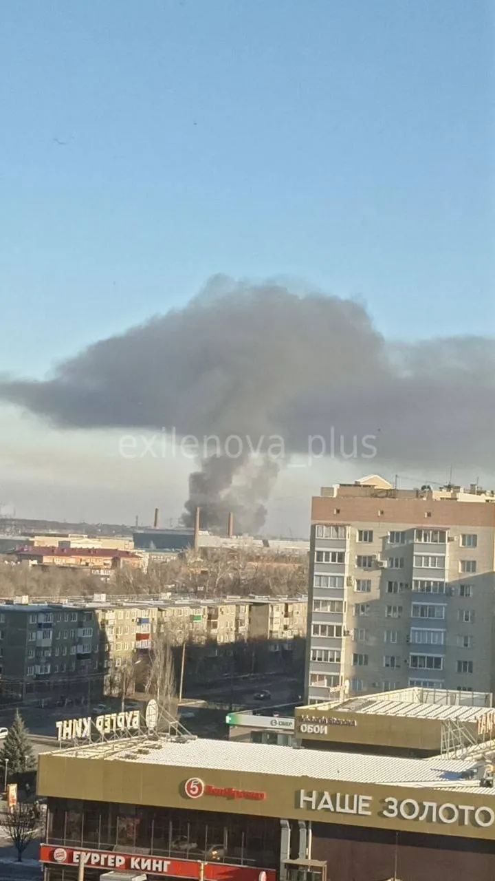Піднявся чорний дим: у російському Орську прогримів вибух, горить стратегічний завод. Фото і відео