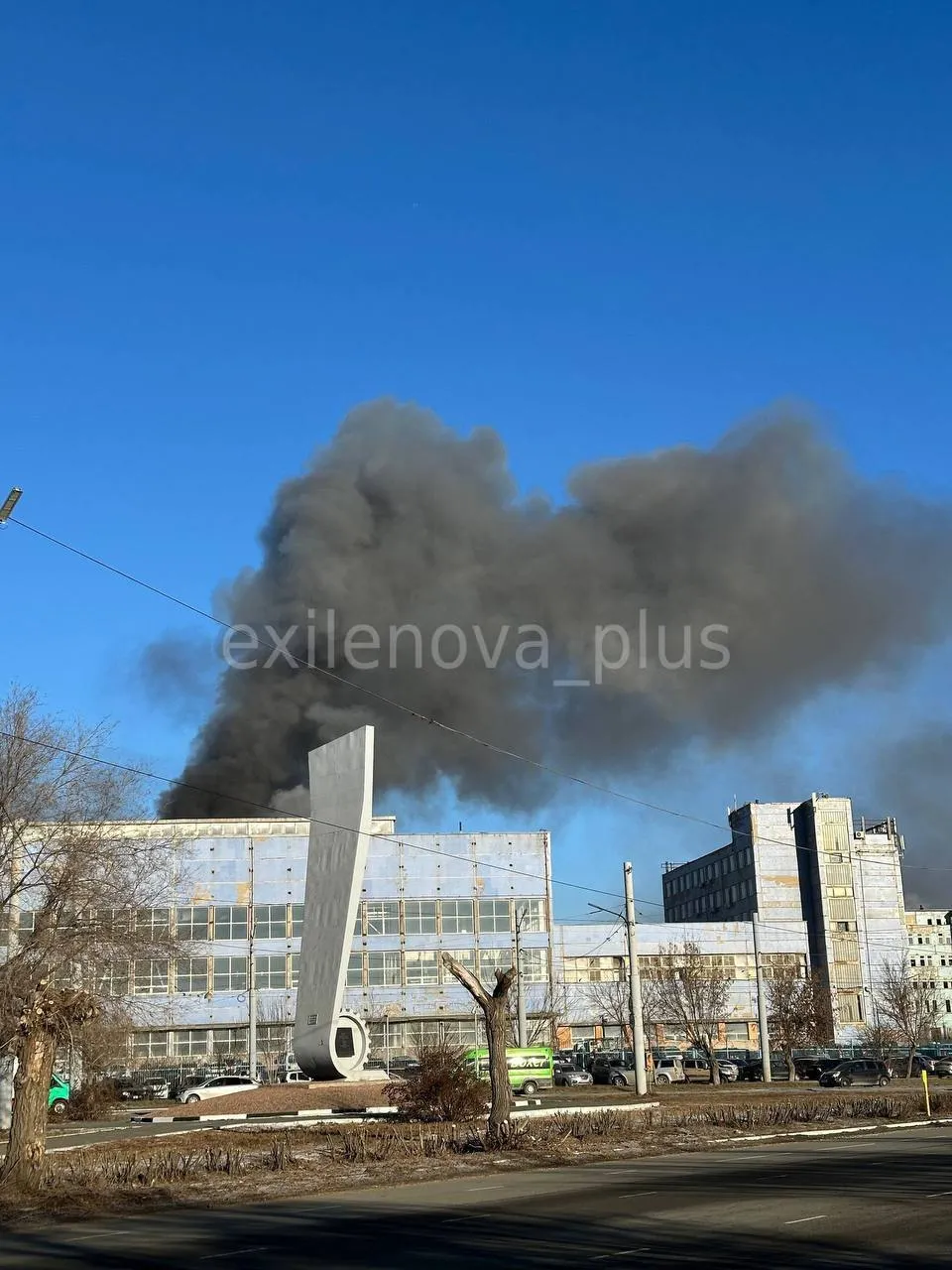 Піднявся чорний дим: у російському Орську прогримів вибух, горить стратегічний завод. Фото і відео