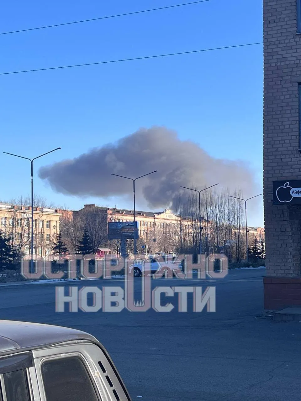 Піднявся чорний дим: у російському Орську прогримів вибух, горить стратегічний завод. Фото і відео