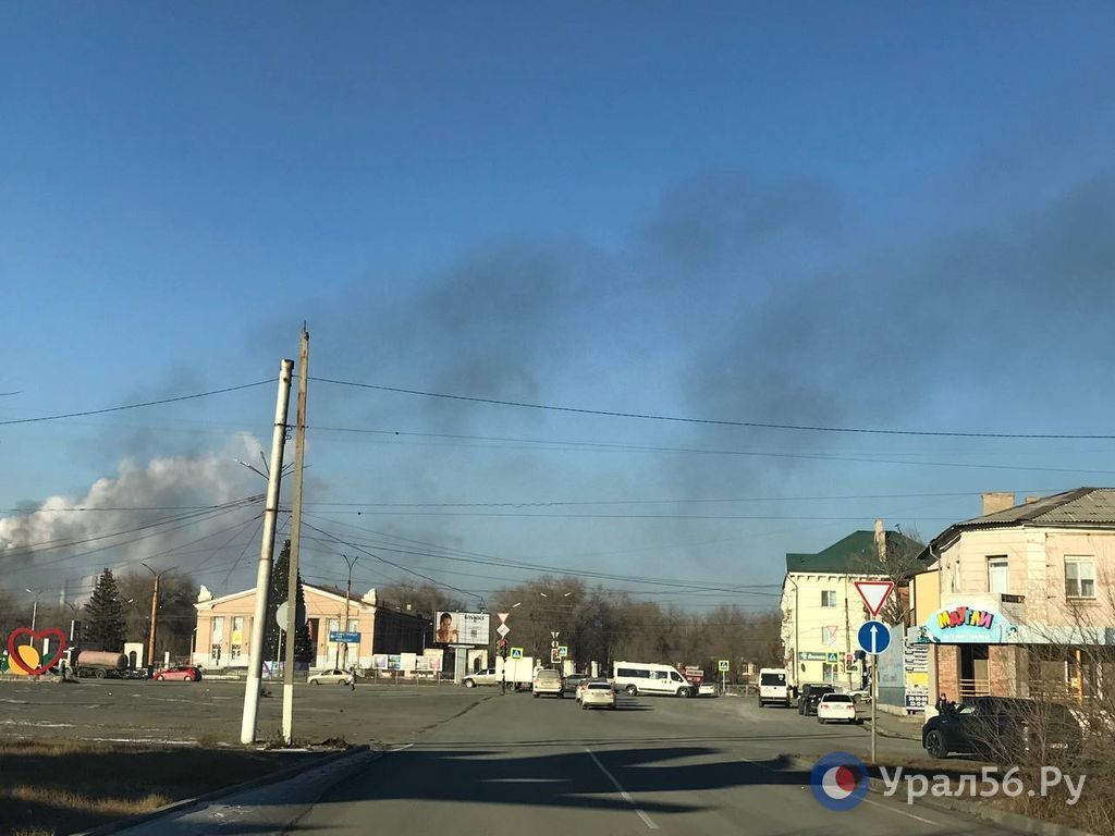 Поднялся черный дым: в российском Орске прогремел взрыв, горит стратегический завод. Фото и видео