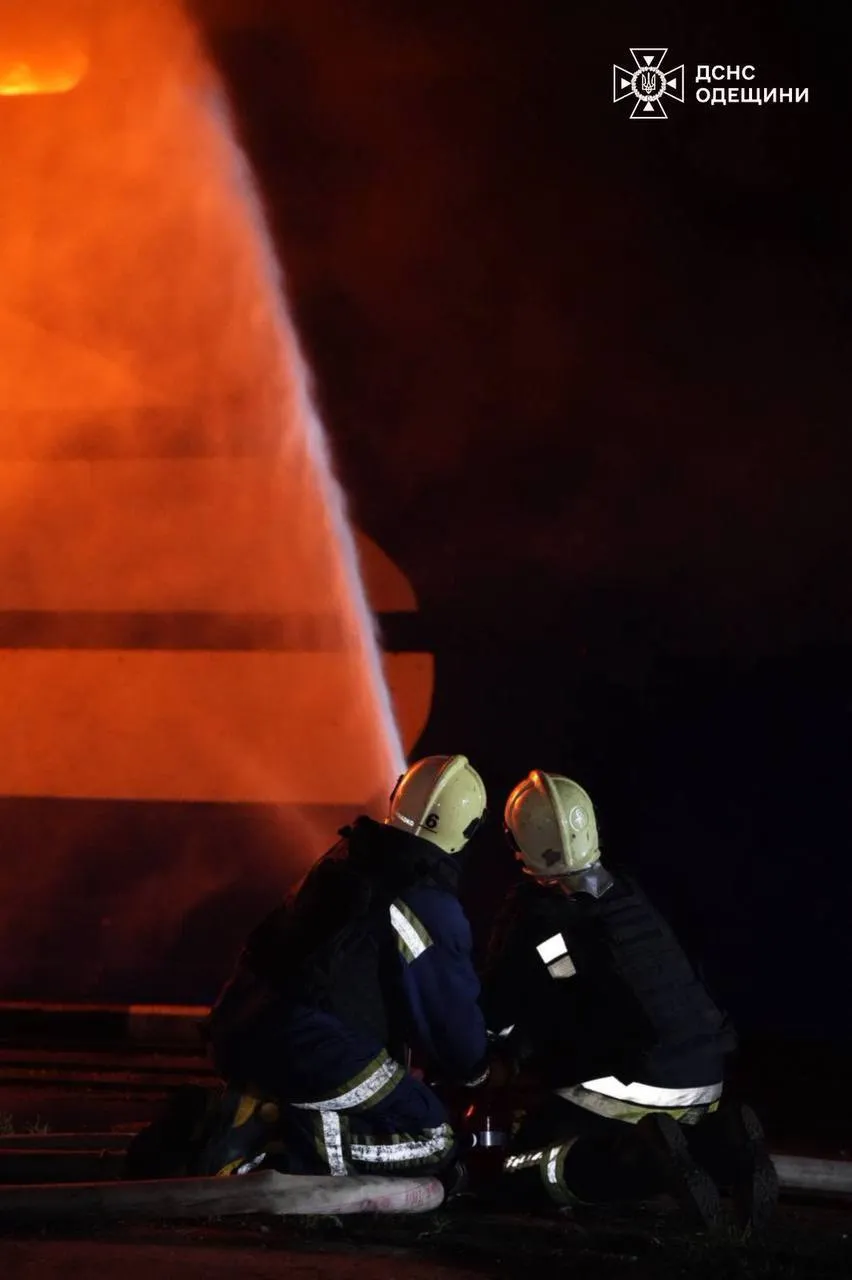 Росія двічі за день атакувала порти Одещини: пошкоджене судно, є поранений. Фото, відео