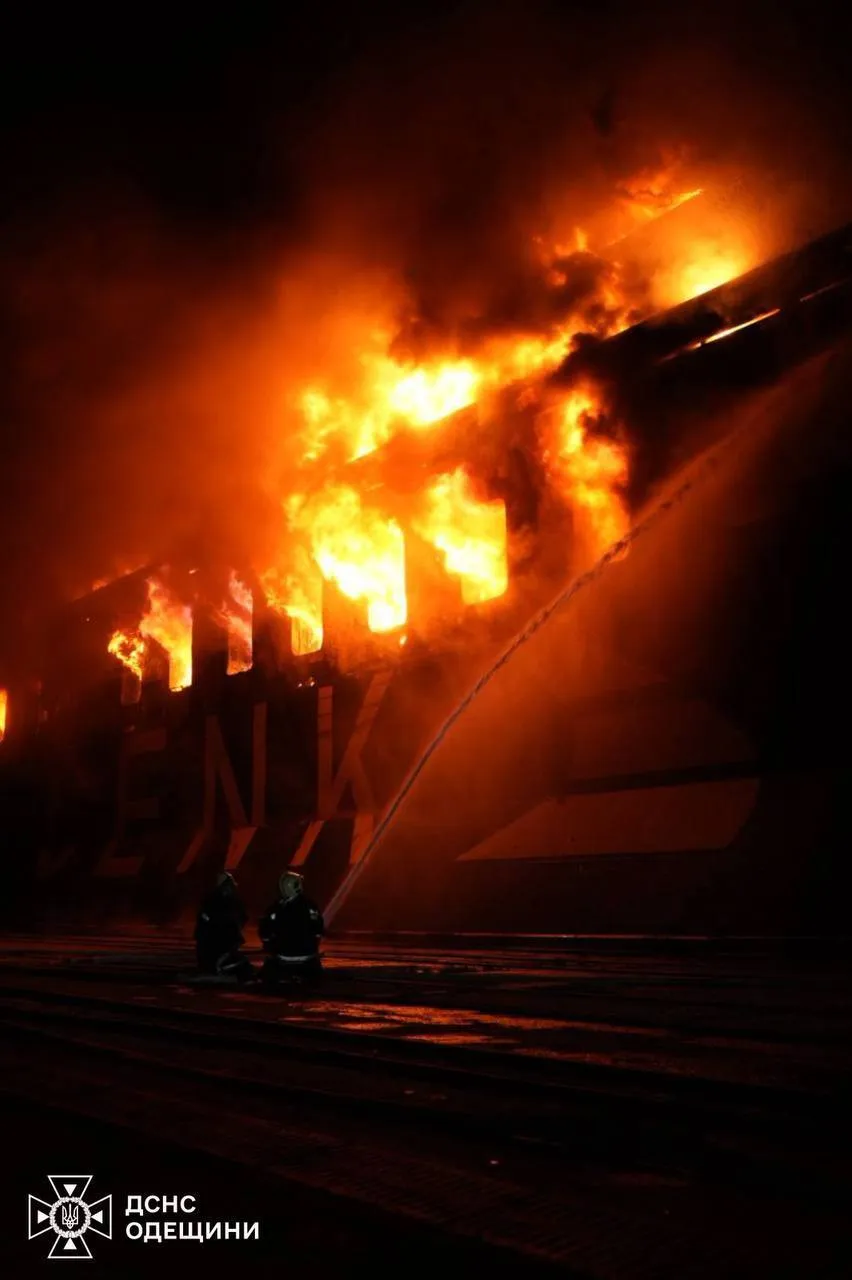 Росія двічі за день атакувала порти Одещини: пошкоджене судно, є поранений. Фото, відео