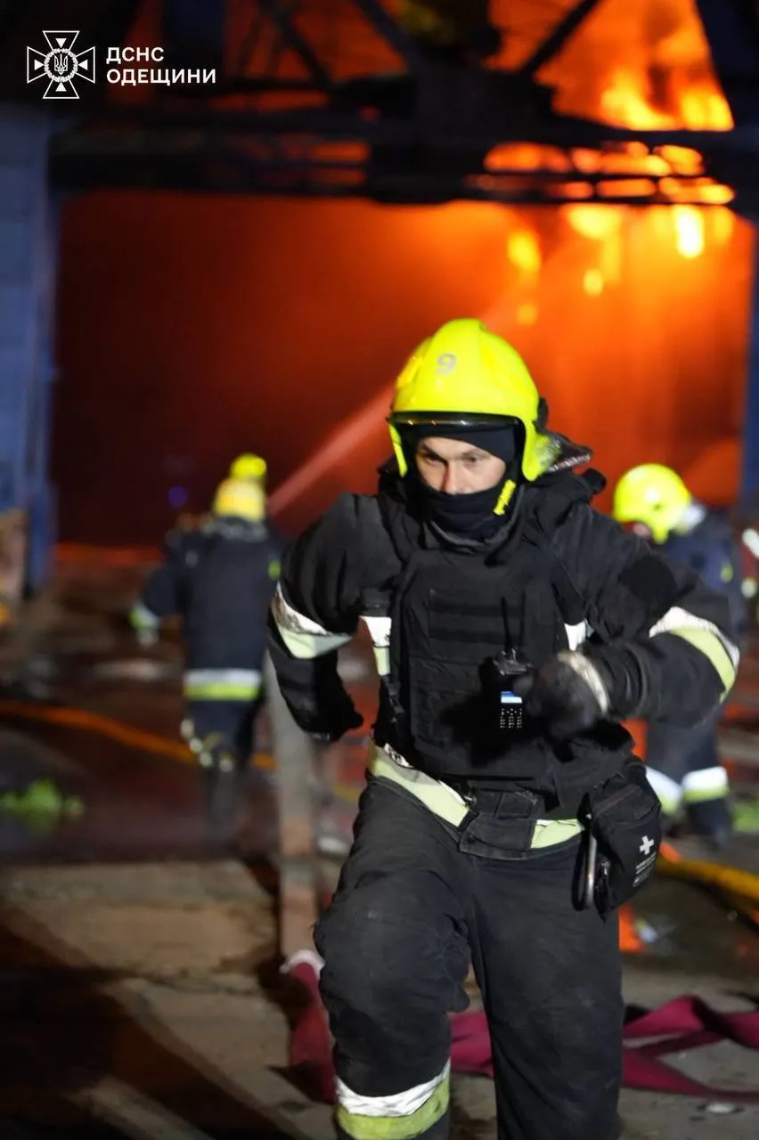 Росія двічі за день атакувала порти Одещини: пошкоджене судно, є поранений. Фото, відео