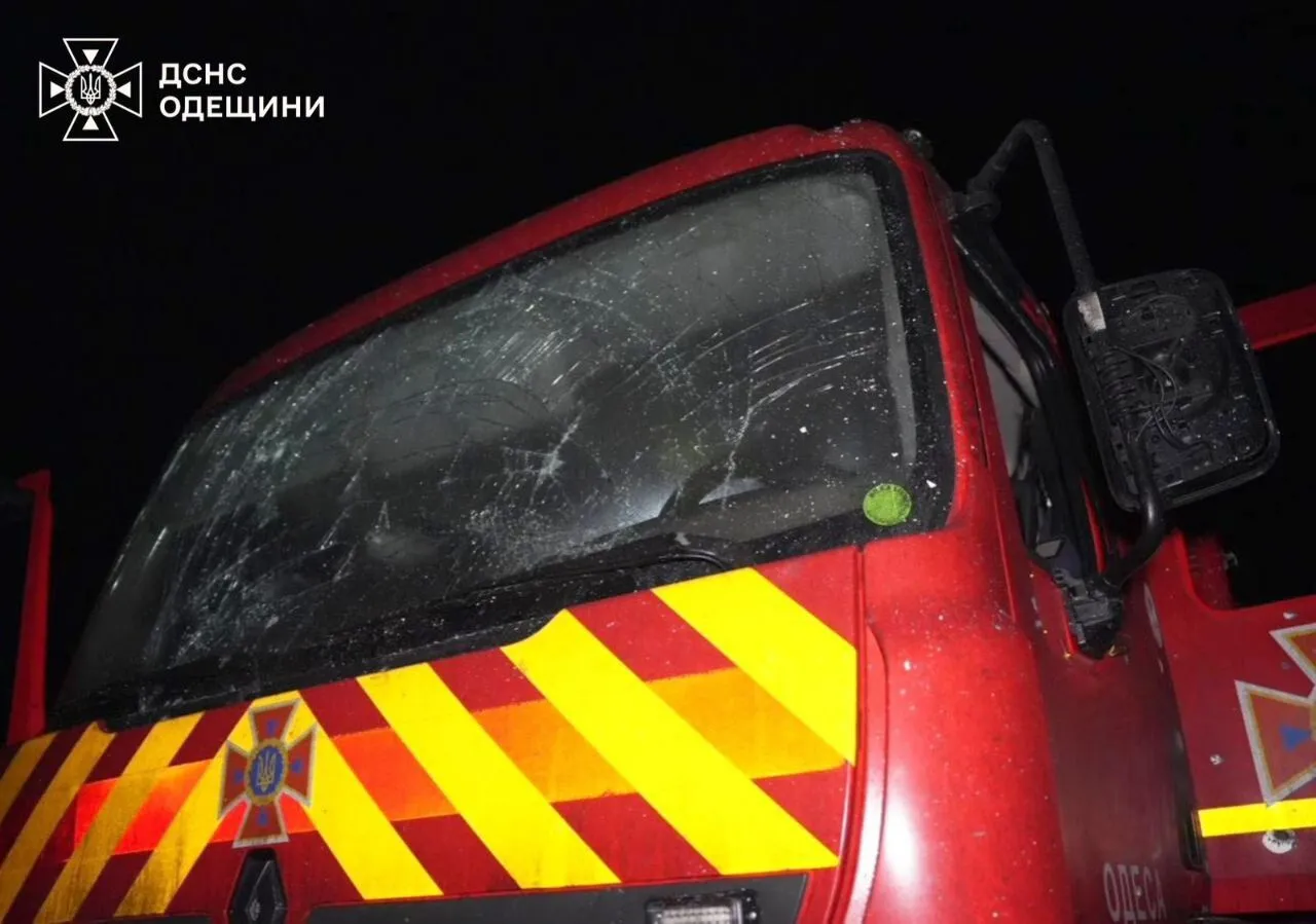 Росія двічі за день атакувала порти Одещини: пошкоджене судно, є поранений. Фото, відео