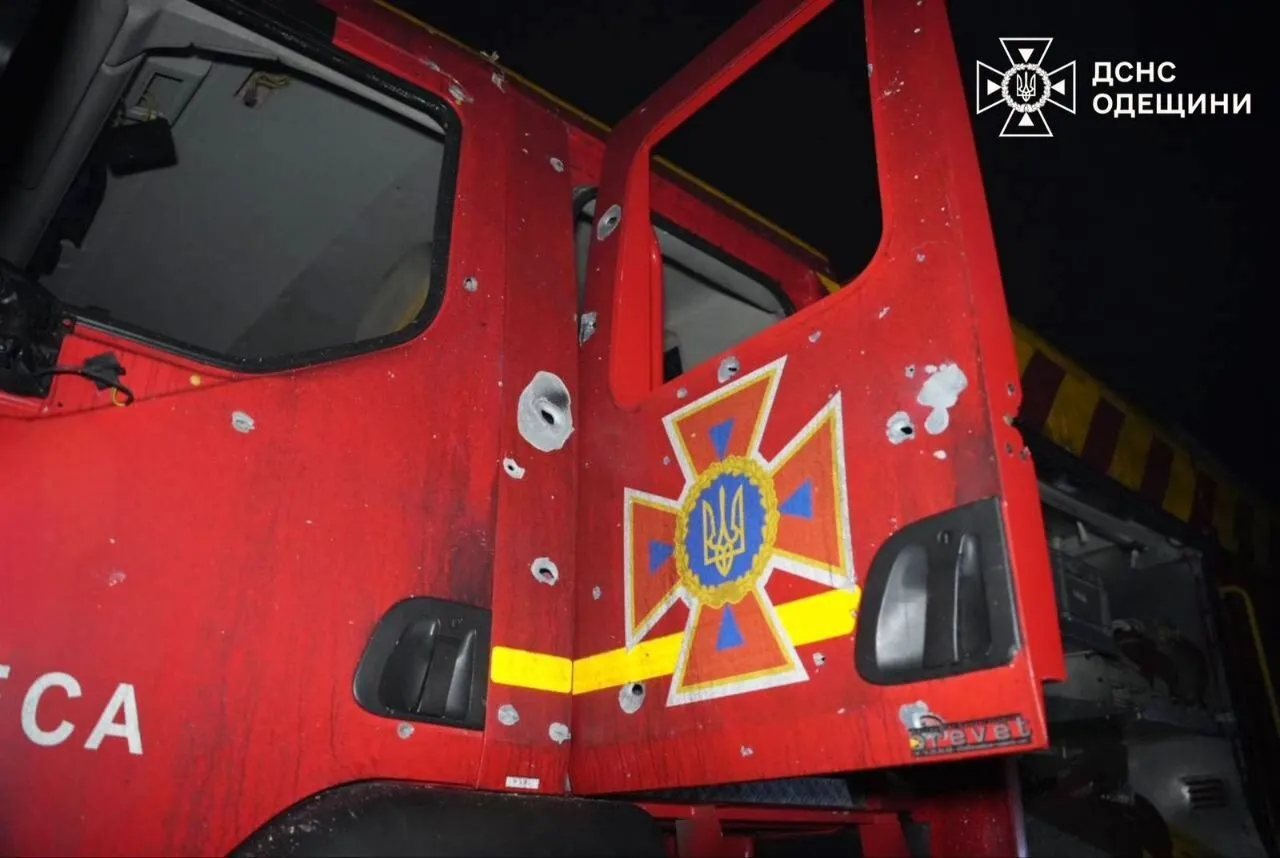 Росія двічі за день атакувала порти Одещини: пошкоджене судно, є поранений. Фото, відео