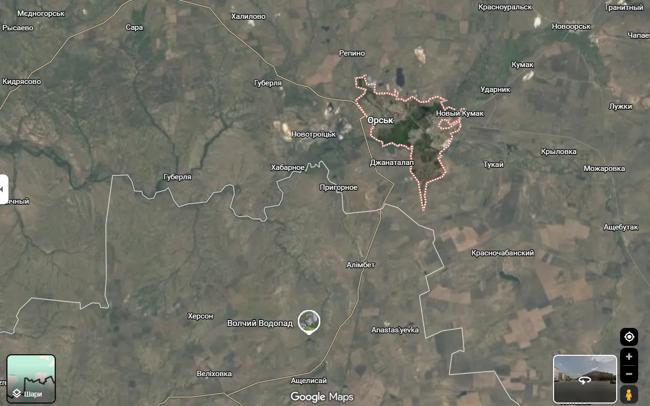 Піднявся чорний дим: у російському Орську прогримів вибух, горить стратегічний завод. Фото і відео