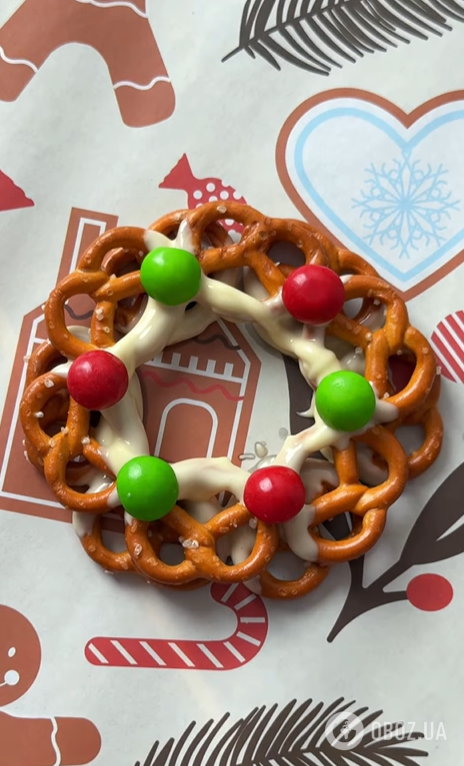 Вкусный рождественский веночек из крендельков: приготовьте вместе со своими детьми на праздник