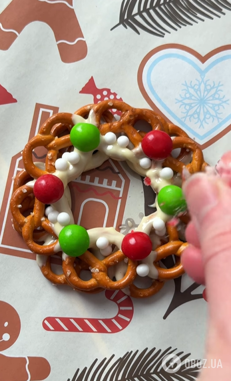 Вкусный рождественский веночек из крендельков: приготовьте вместе со своими детьми на праздник