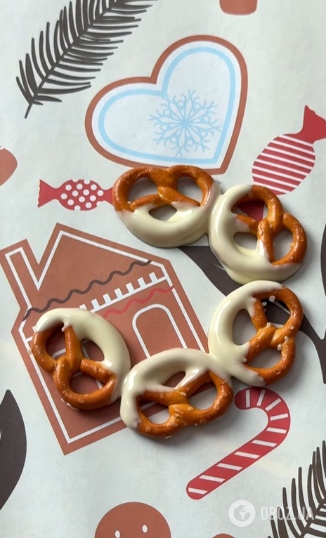 Вкусный рождественский веночек из крендельков: приготовьте вместе со своими детьми на праздник