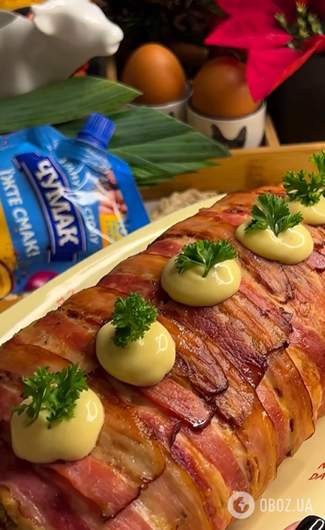 Сочный куриный рулет в беконе на праздники: как приготовить