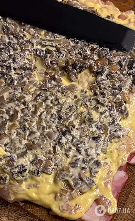 Сочный куриный рулет в беконе на праздники: как приготовить