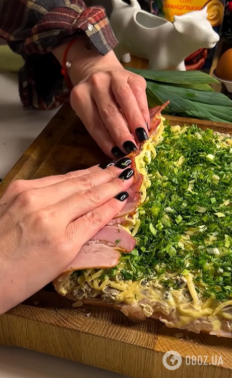 Сочный куриный рулет в беконе на праздники: как приготовить