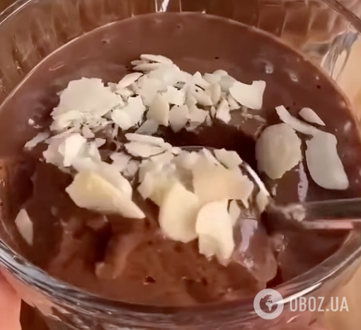 Шоколадный пудинг с хурмой, без сахара и муки для новогоднего стола: выпекать не нужно