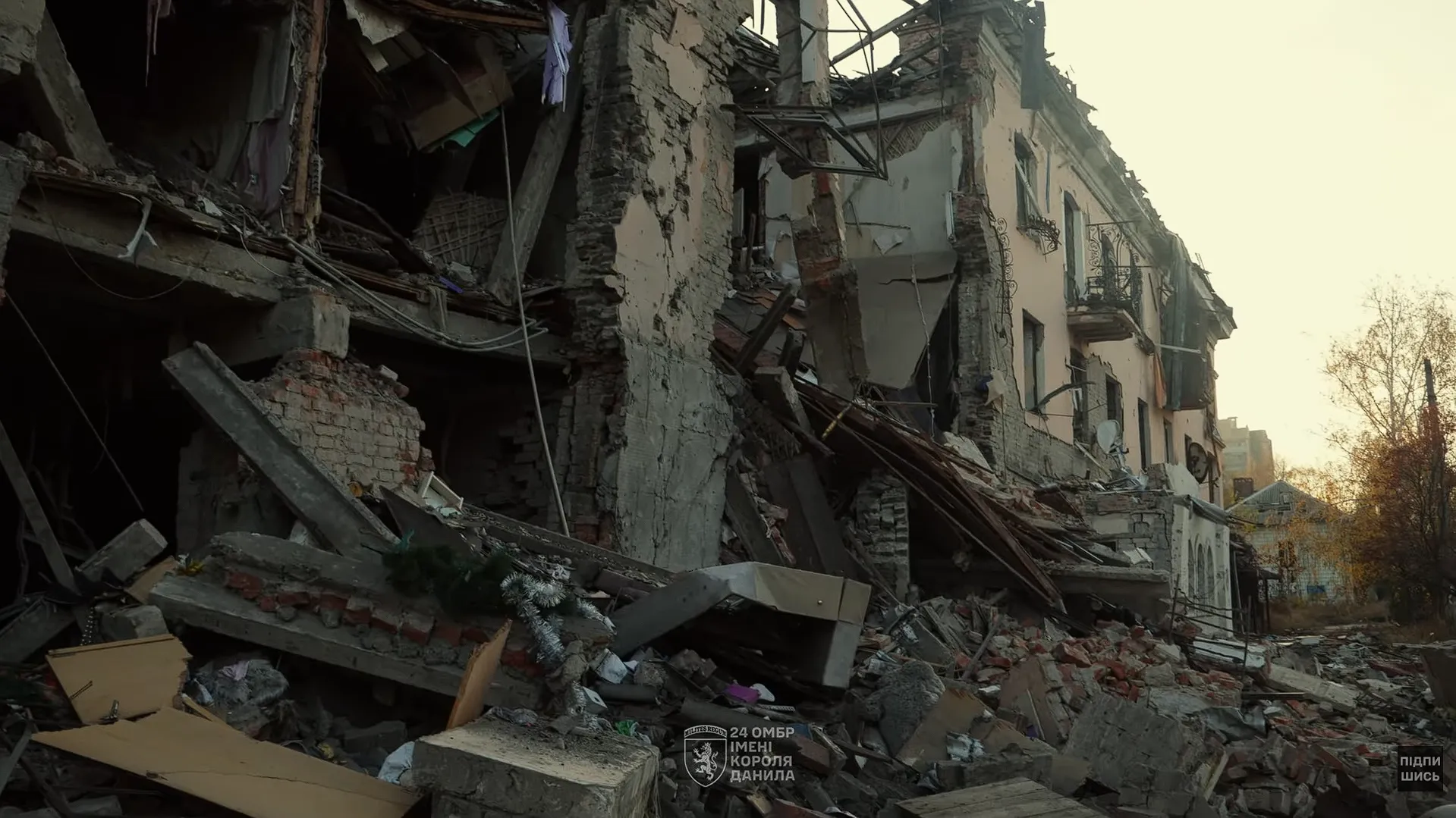 Знищені будинки і могили в дворах: як зараз виглядає понівечена ворогом Костянтинівка. Відео