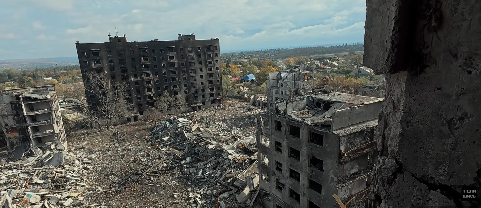 Знищені будинки і могили в дворах: як зараз виглядає понівечена ворогом Костянтинівка. Відео