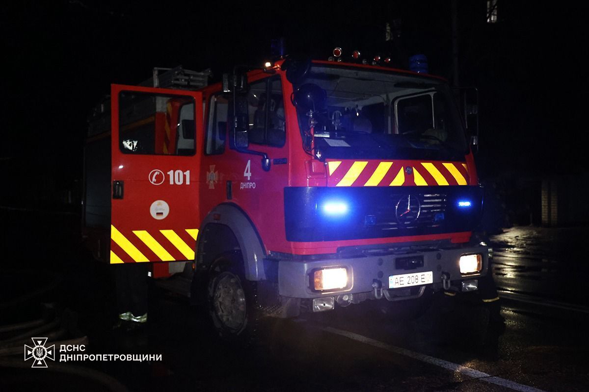 Окупанти вдарили по Дніпропетровщині: сталась пожежа, постраждало двоє людей. Фото