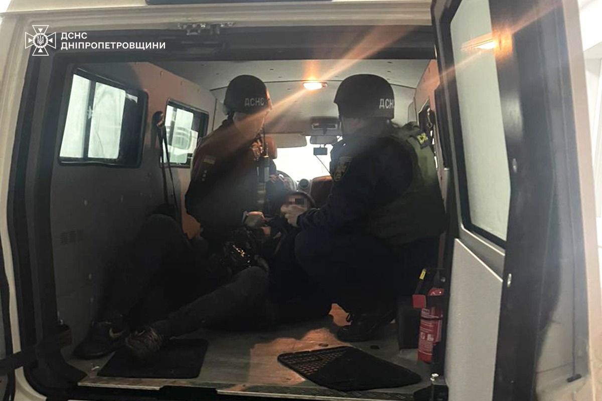 Окупанти вдарили по Дніпропетровщині: сталась пожежа, постраждало двоє людей. Фото