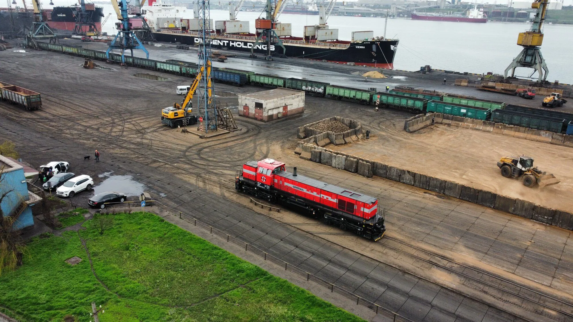 Враг стремится ограничить экспорт: из-за обстрелов обесточена железная дорога к порту "Пивденный"