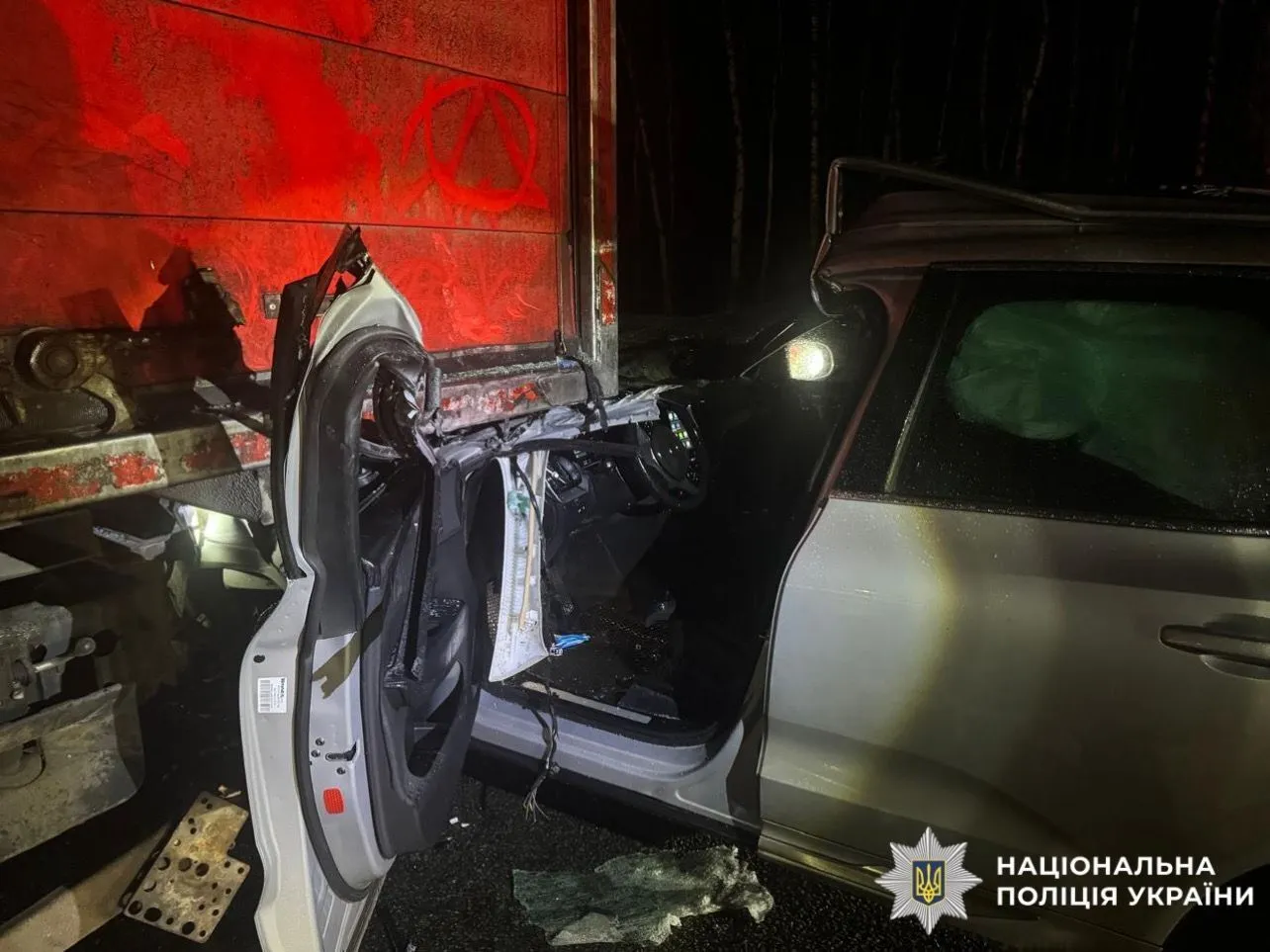 На Киевщине легковушка на скорости протаранила грузовик: есть погибший. Подробности ДТП и фото