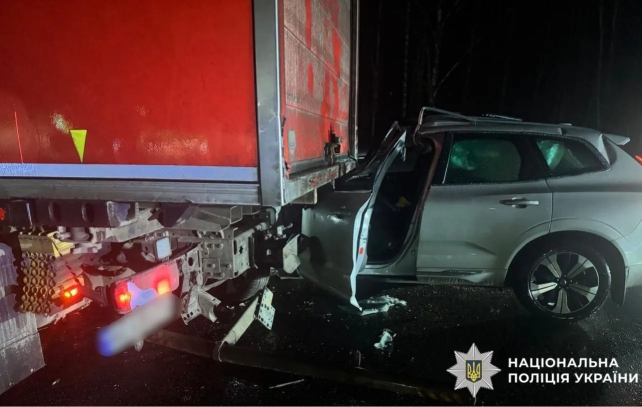 На Киевщине легковушка на скорости протаранила грузовик: есть погибший. Подробности ДТП и фото