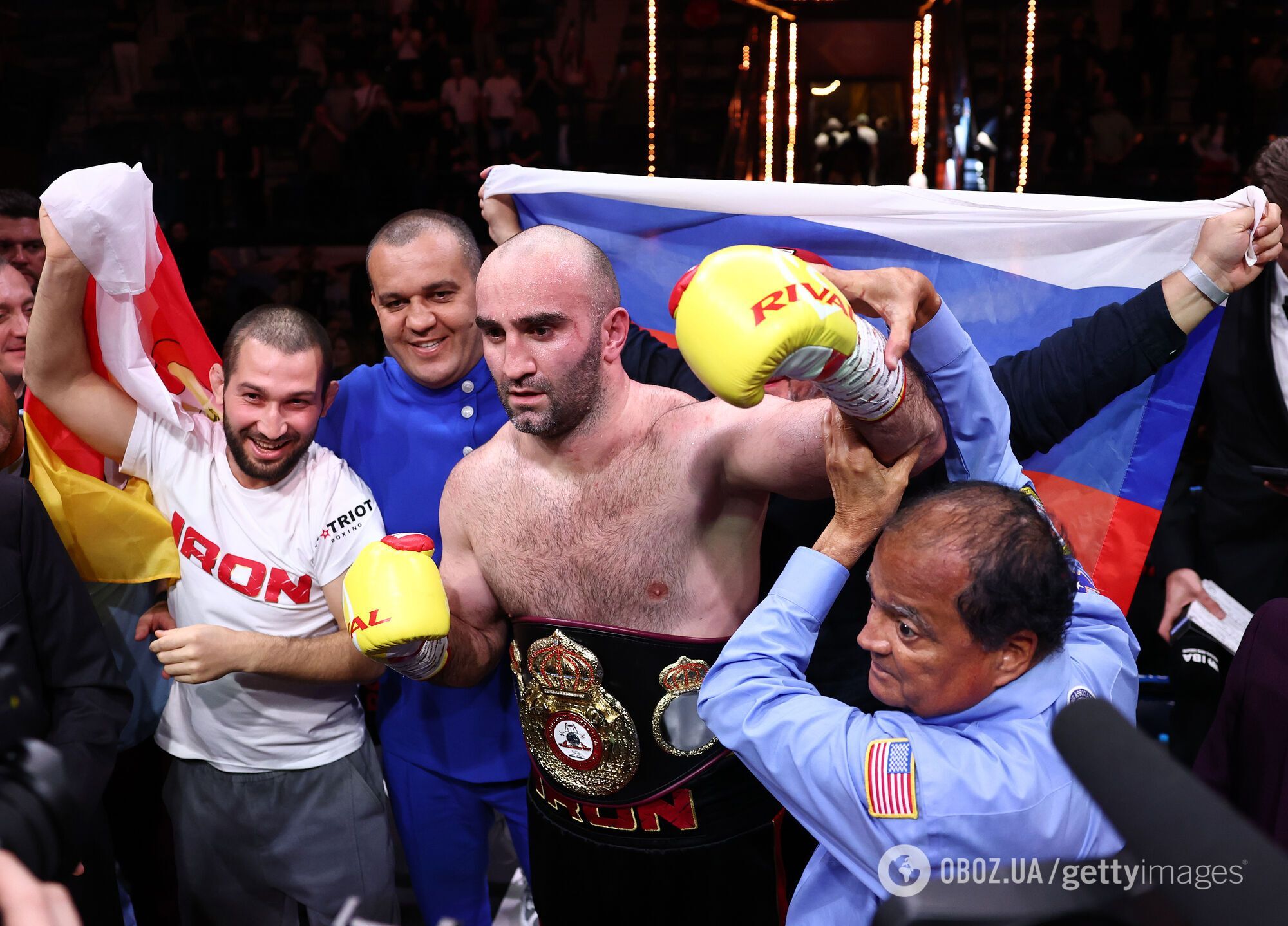 Жертва Усика одним ударом брутально нокаутував жертву Кличка і став чемпіоном світу в надважкій вазі, піднявши російський прапор. Відео