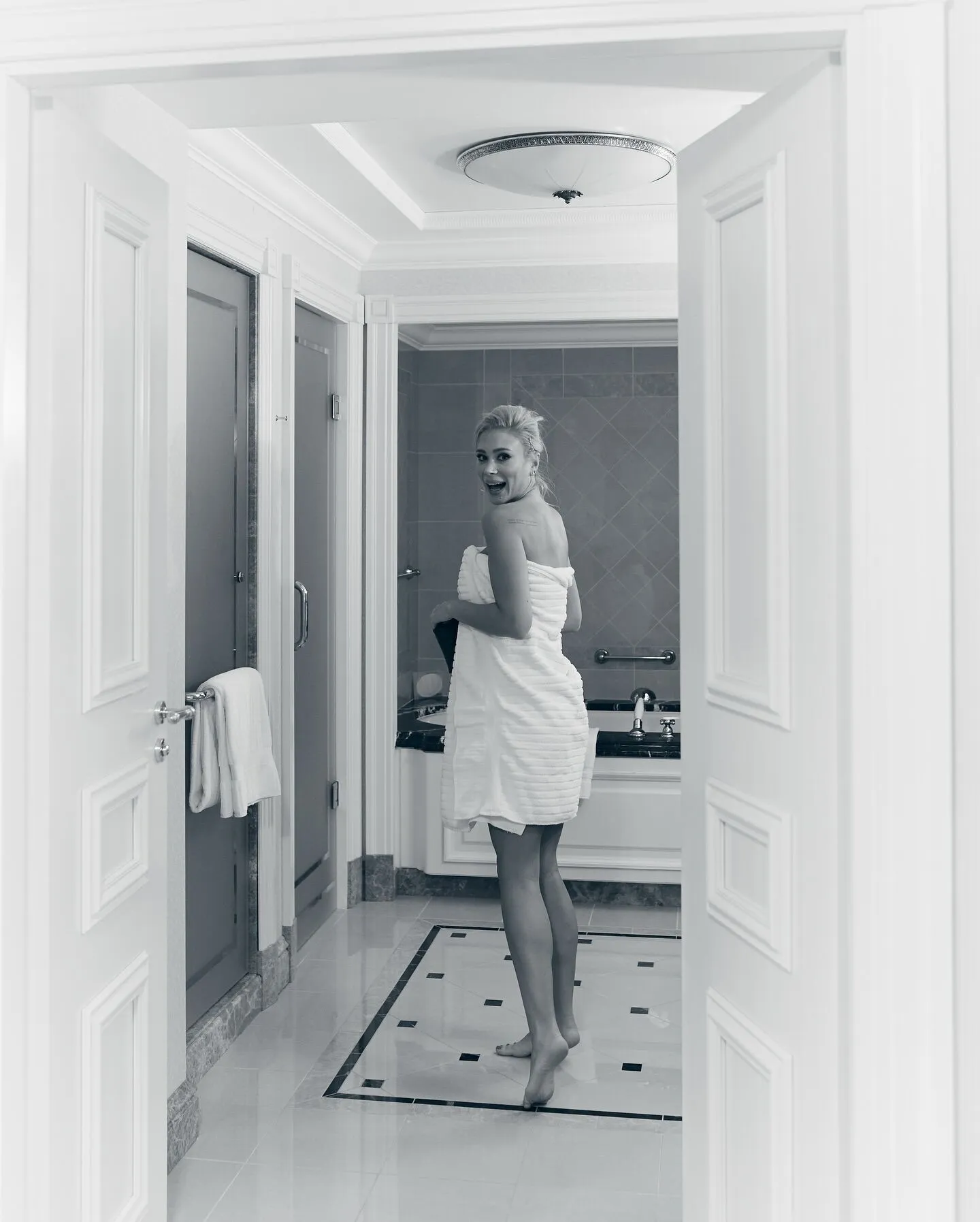 Жена футболиста сборной Украины выложила свои обнаженные фото из ванной