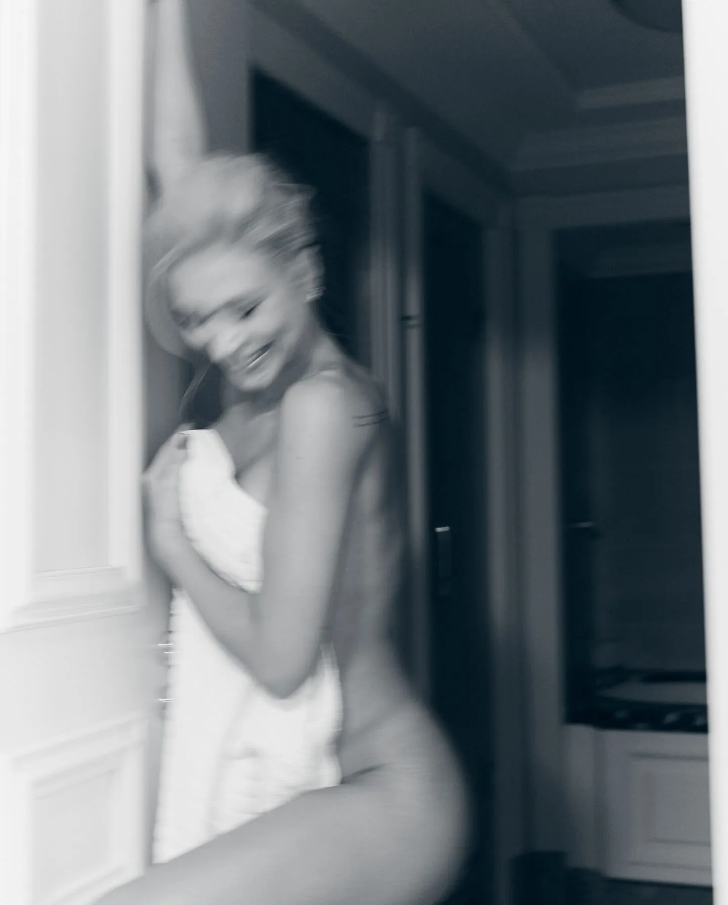 Жена футболиста сборной Украины выложила свои обнаженные фото из ванной