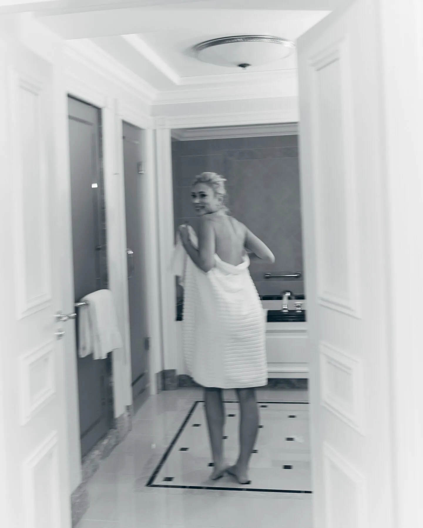 Жена футболиста сборной Украины выложила свои обнаженные фото из ванной