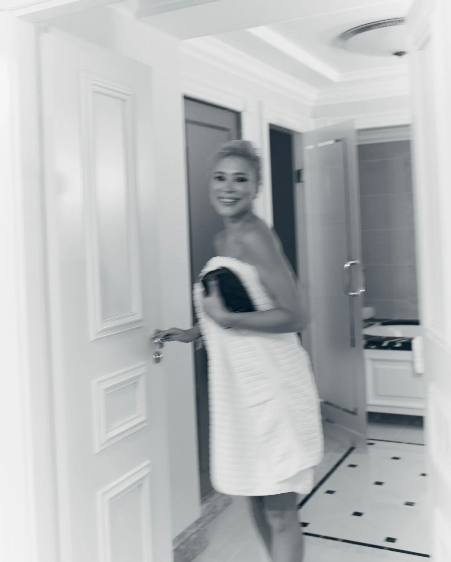 Жена футболиста сборной Украины выложила свои обнаженные фото из ванной