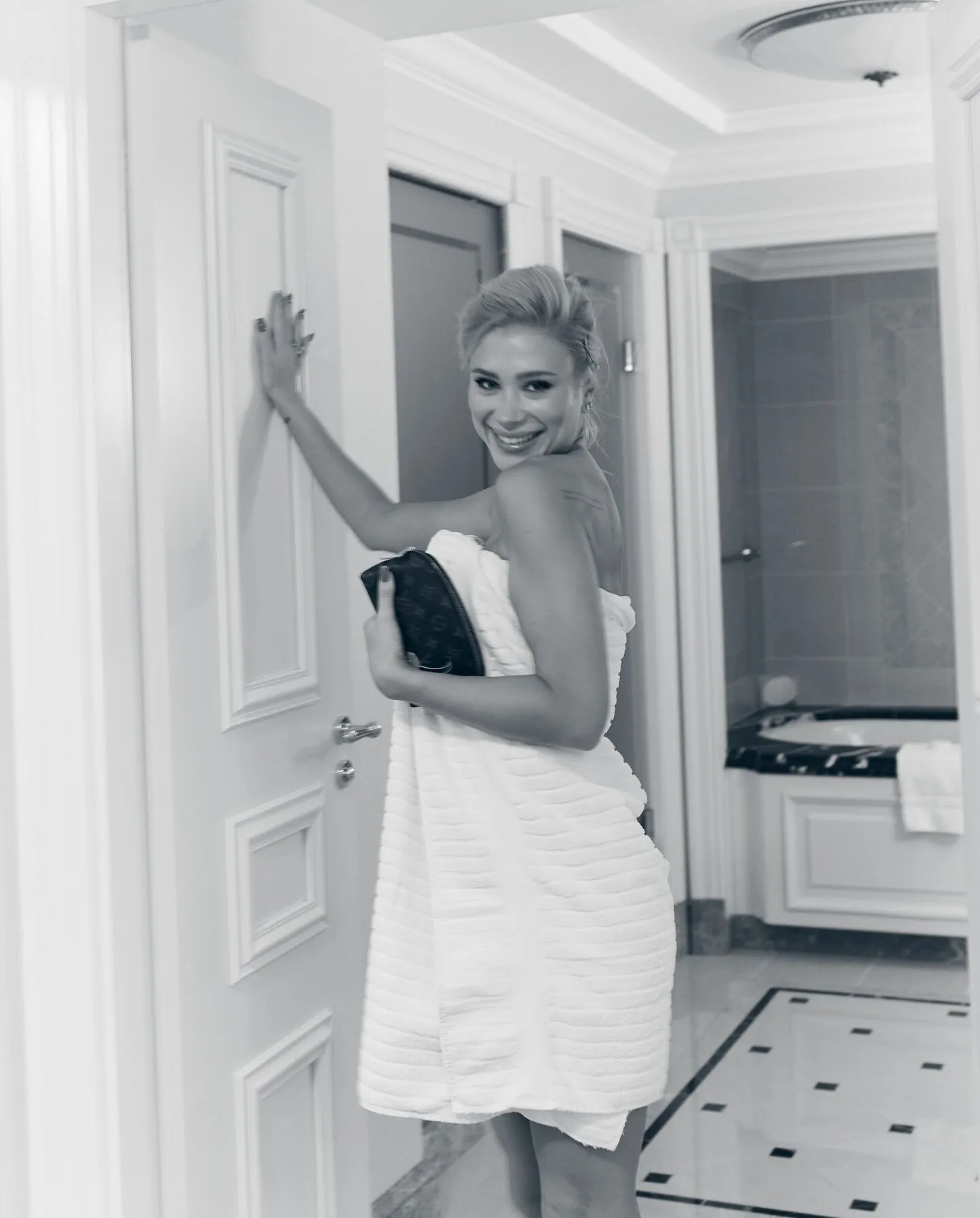 Жена футболиста сборной Украины выложила свои обнаженные фото из ванной