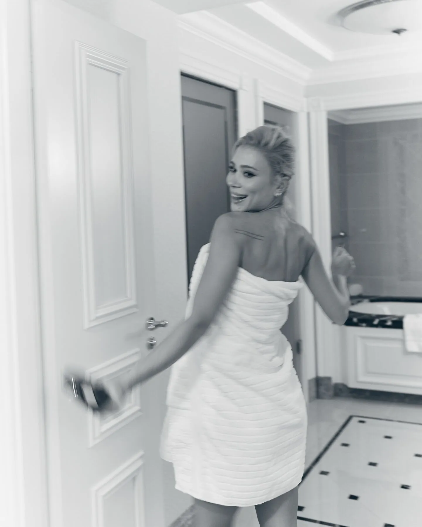 Жена футболиста сборной Украины выложила свои обнаженные фото из ванной