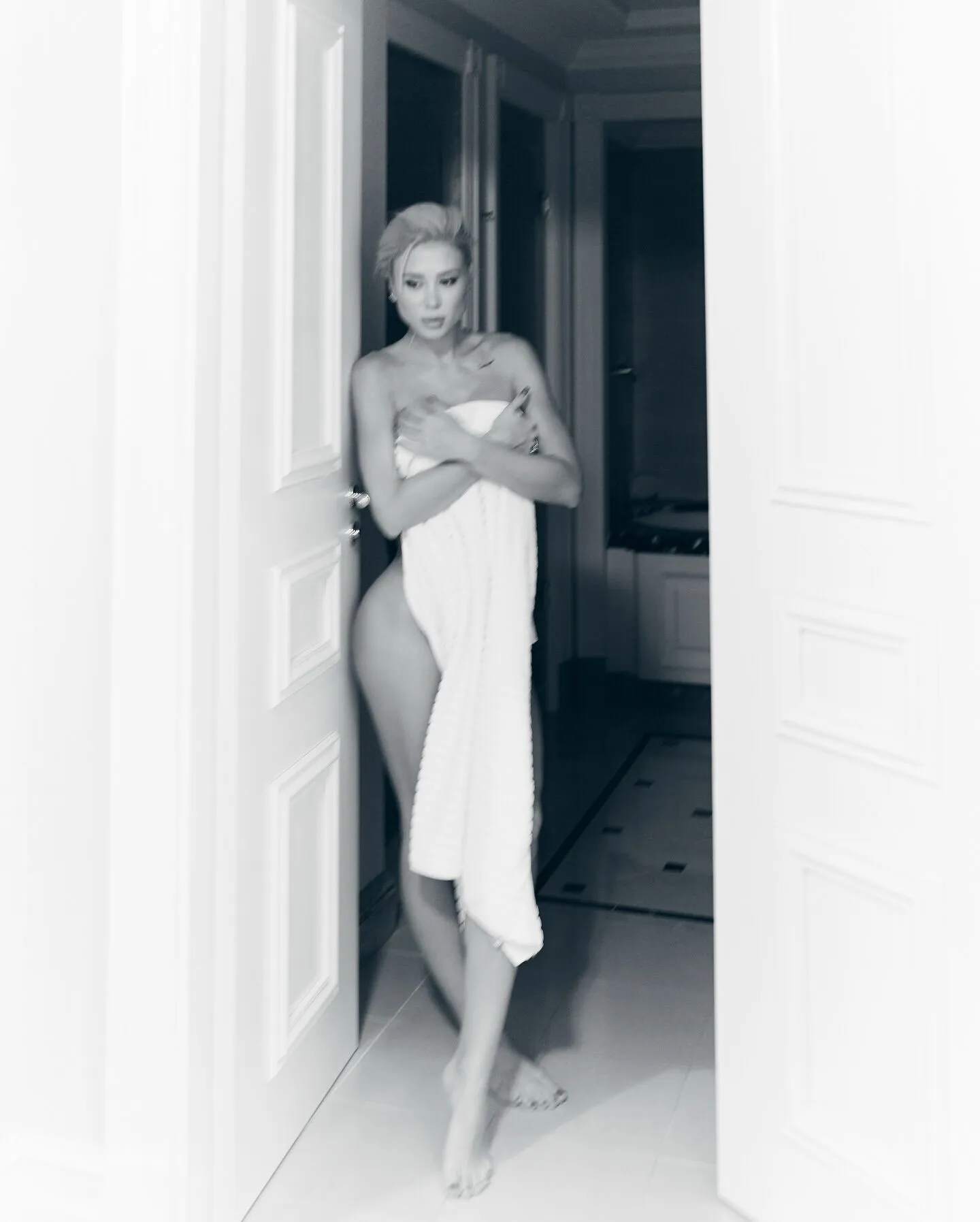 Жена футболиста сборной Украины выложила свои обнаженные фото из ванной