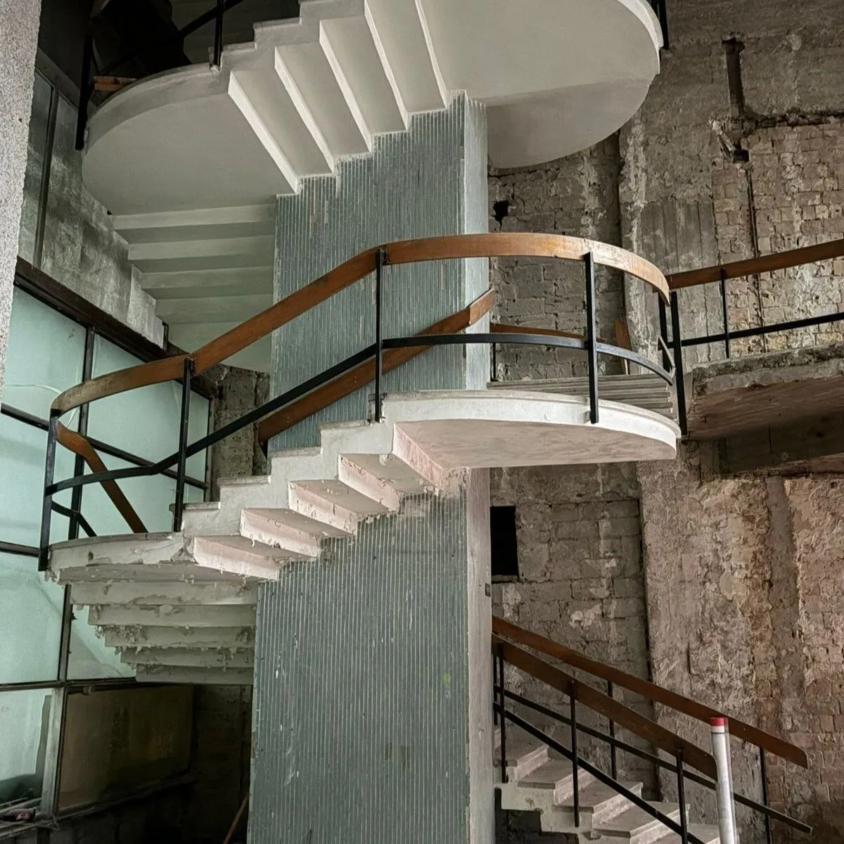 В КГГА показали, как идет реставрация известной "Летающей тарелки" на Лыбедской в Киеве. Фото